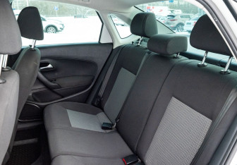 Подержанный автомобиль Volkswagen Polo Sedan 2014 года (17 фото)