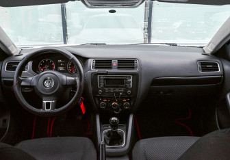 Подержанный автомобиль Volkswagen Jetta Sedan 2013 года (12 фото)
