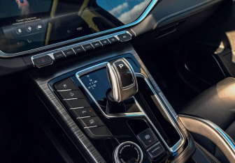 Подержанный автомобиль Geely Atlas Pro 2023 года (10 фото)
