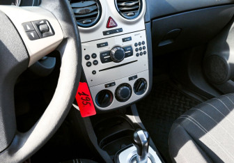 Подержанный автомобиль Opel Corsa 2008 года (9 фото)
