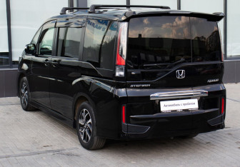 Подержанный автомобиль Honda Stepwgn 2017 года (3 фото)