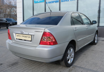 Подержанный автомобиль Toyota Corolla Sedan 2005 года (5 фото)