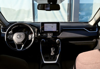 Подержанный автомобиль Toyota RAV4 2021 года (17 фото)