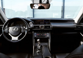 Подержанный автомобиль Lexus IS Sedan 2018 года (20 фото)