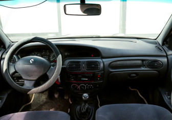 Подержанный автомобиль Renault Megane Sedan 2002 года (16 фото)