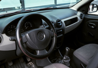 Подержанный автомобиль Renault Sandero 2014 года (12 фото)