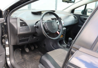 Подержанный автомобиль Citroen C4 Hatchback 2010 года (9 фото)