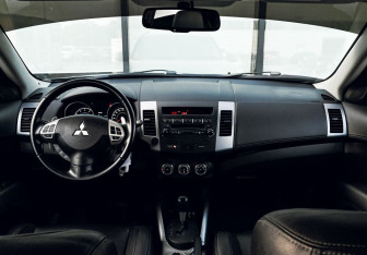 Подержанный автомобиль Mitsubishi Outlander 2012 года (19 фото)
