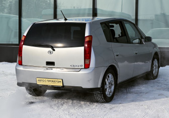 Подержанный автомобиль Toyota Opa 2001 года (5 фото)