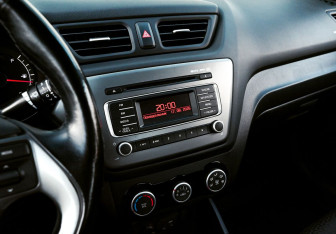 Подержанный автомобиль Kia Rio Sedan 2015 года (11 фото)