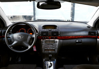 Подержанный автомобиль Toyota Avensis Liftback 2005 года (18 фото)