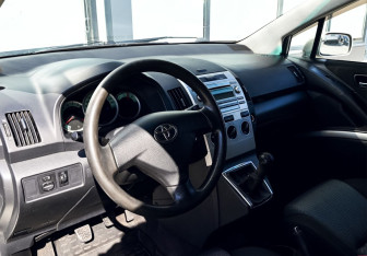 Подержанный автомобиль Toyota Corolla Verso 2008 года (10 фото)