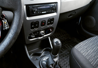 Подержанный автомобиль Renault Sandero 2011 года (9 фото)