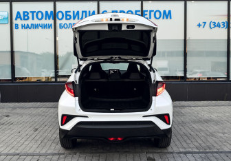 Подержанный автомобиль Toyota C-HR 2019 года (20 фото)