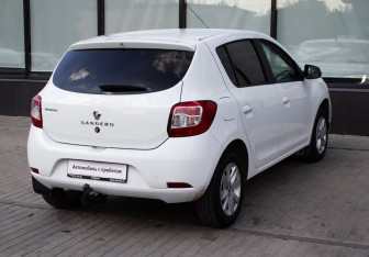 Подержанный автомобиль Renault Sandero 2018 года (5 фото)