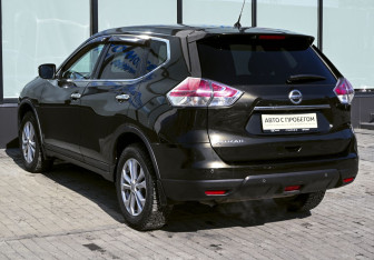 Подержанный автомобиль Nissan X-Trail 2015 года (3 фото)