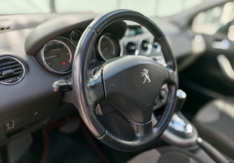 Подержанный автомобиль Peugeot 308 Hatchback 2012 года (10 фото)