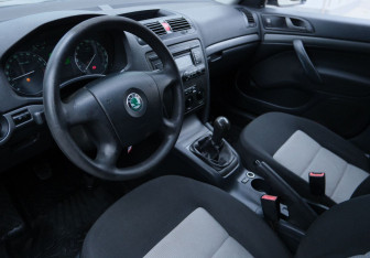 Подержанный автомобиль Skoda Octavia Liftback 2007 года (9 фото)