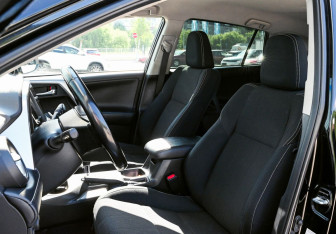 Подержанный автомобиль Toyota RAV4 2017 года (16 фото)