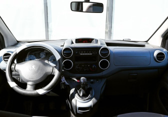 Подержанный автомобиль Peugeot Partner 2012 года (16 фото)