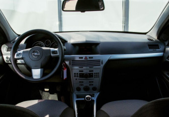 Подержанный автомобиль Opel Astra Hatchback 2010 года (18 фото)