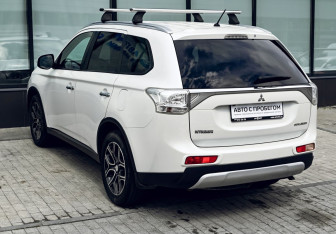 Подержанный автомобиль Mitsubishi Outlander 2014 года (3 фото)