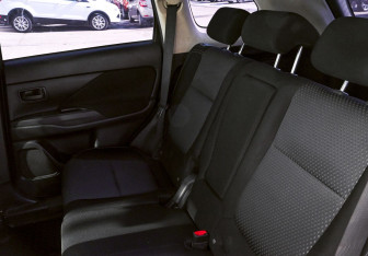 Подержанный автомобиль Mitsubishi Outlander 2018 года (15 фото)