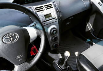 Подержанный автомобиль Toyota Yaris Hatchback 2006 года (8 фото)