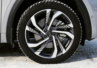 Подержанный автомобиль Geely Monjaro 2023 года (21 фото)