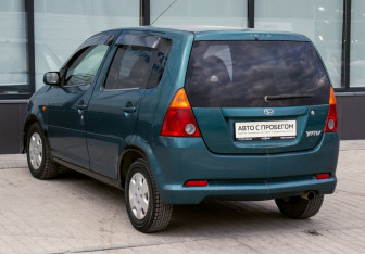 Подержанный автомобиль Daihatsu YRV 2001 года (3 фото)