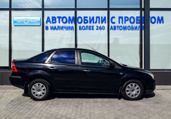 Подержанный автомобиль Ford Focus Sedan 2007 года (6 фото)