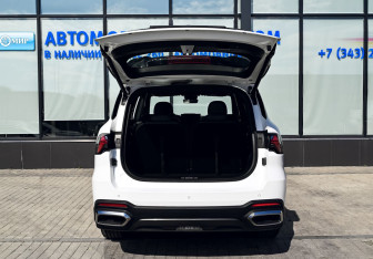 Подержанный автомобиль Geely Okavango 2024 года (24 фото)