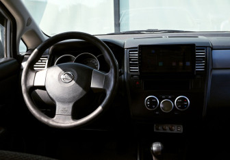 Подержанный автомобиль Nissan Tiida Hatchback 2012 года (17 фото)