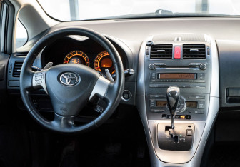 Подержанный автомобиль Toyota Auris Hatchback 2008 года (11 фото)