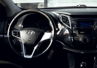 Подержанный автомобиль Hyundai i40 Sedan 2014 года (17 фото)