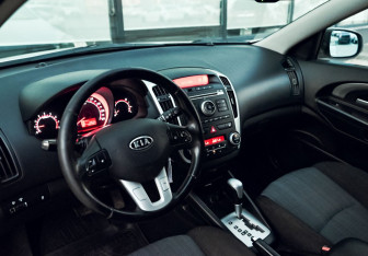 Подержанный автомобиль Kia Ceed Wagon 2010 года (16 фото)