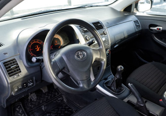Подержанный автомобиль Toyota Corolla Sedan 2008 года (10 фото)