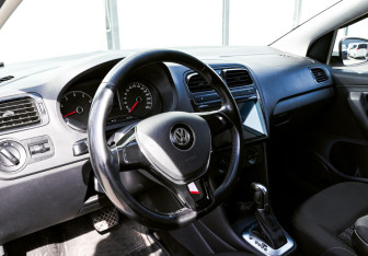 Подержанный автомобиль Volkswagen Polo Sedan 2015 года (13 фото)