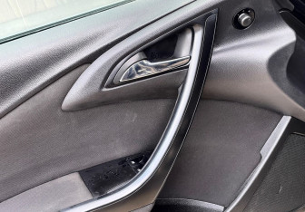 Подержанный автомобиль Opel Astra Hatchback 2011 года (13 фото)