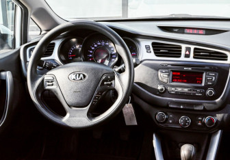 Подержанный автомобиль Kia Ceed Hatchback 2012 года (17 фото)