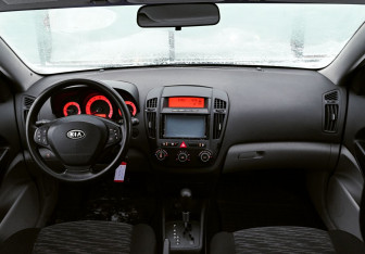 Подержанный автомобиль Kia Ceed Hatchback 2007 года (10 фото)