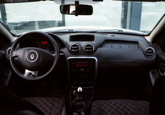 Подержанный автомобиль Renault Duster 2012 года (16 фото)