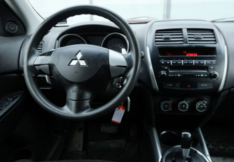 Подержанный автомобиль Mitsubishi ASX 2012 года (10 фото)