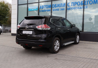 Подержанный автомобиль Nissan X-Trail 2015 года (5 фото)