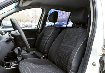 Подержанный автомобиль Renault Sandero 2011 года (13 фото)