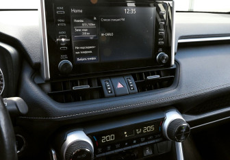 Подержанный автомобиль Toyota RAV4 2020 года (15 фото)