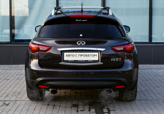 Подержанный автомобиль Infiniti FX 2010 года (4 фото)