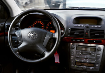 Подержанный автомобиль Toyota Avensis Liftback 2005 года (19 фото)