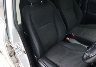 Подержанный автомобиль Subaru Trezia 2013 года (16 фото)