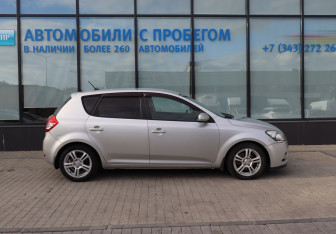 Подержанный автомобиль Kia Ceed Hatchback 2010 года (6 фото)